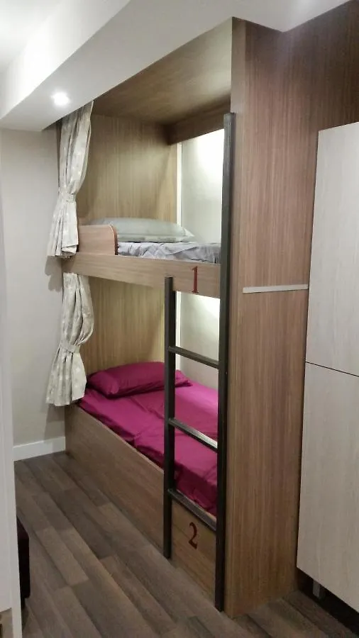 Barcelona & You Hostel Sagrada Familia 0*,  إسبانيا